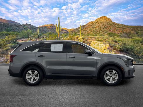 Certified 2025 Kia Sorento LX FWD image 3