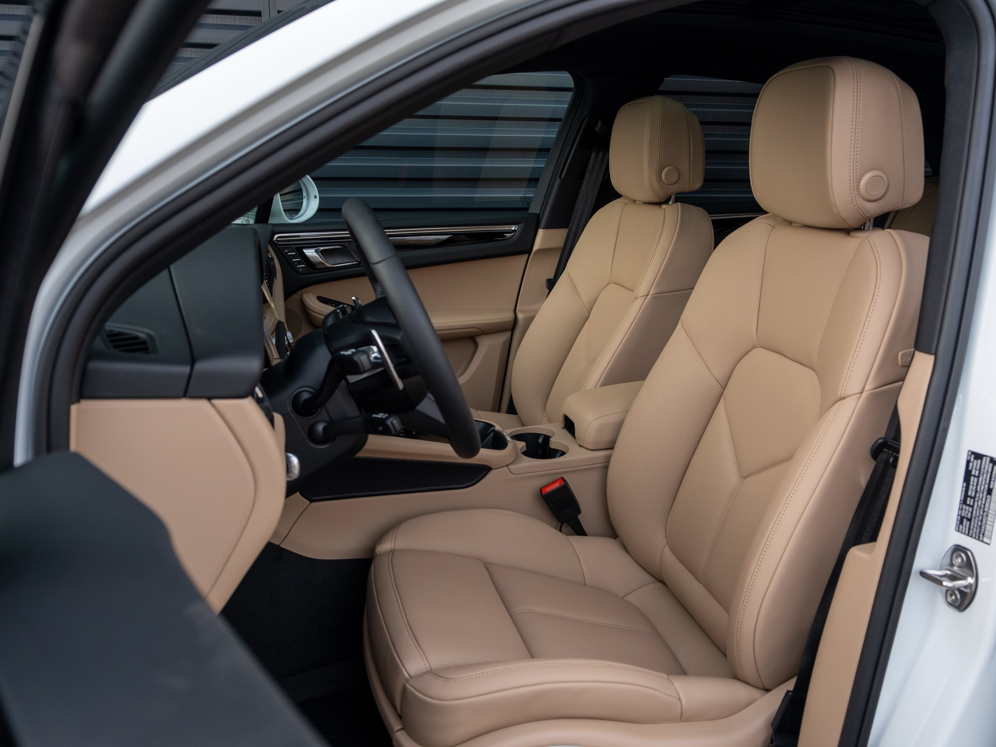 Certified 2026 Porsche Macan AWD/4WD image 5