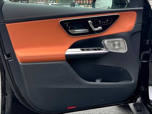 Used 2025 Mercedes-Benz GLC 350e 4MATIC image 10