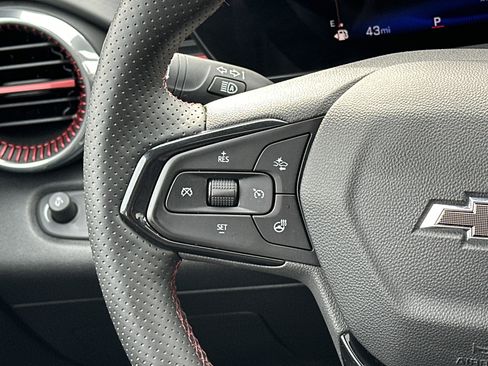 Used 2024 Chevrolet Trax RS w/ Sunroof Package image 25