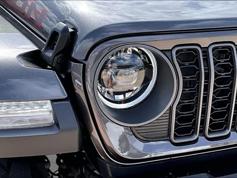 Used 2025 Jeep Gladiator Rubicon w/ Convenience Group AWD/4WD image 21