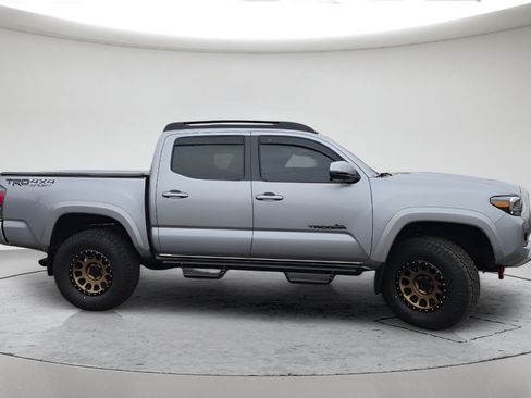 Used 2020 Toyota Tacoma TRD Sport w/ TRD Premium Sport Package AWD/4WD image 5