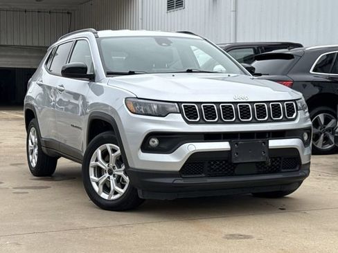 Used 2025 Jeep Compass Latitude AWD/4WD image 1