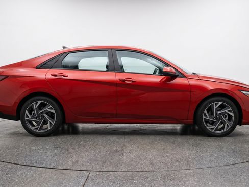 Used 2025 Hyundai Elantra SEL image 11