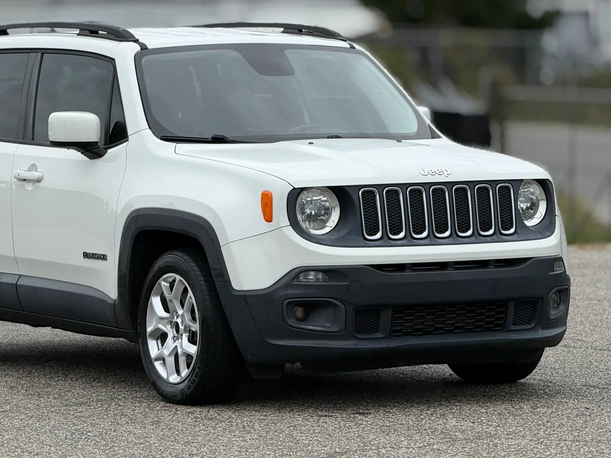 Used 2017 Jeep Renegade Latitude FWD image 15