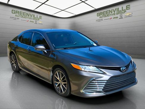 Used 2022 Toyota Camry XLE image 10