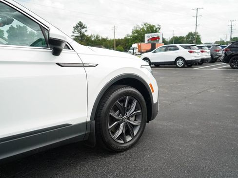 Used 2022 Volkswagen Tiguan SE w/ Panoramic Sunroof Package AWD/4WD image 18