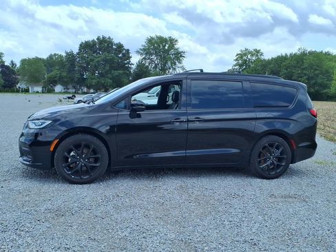 Used 2025 Chrysler Pacifica Limited FWD image 11
