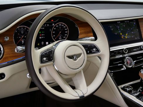 Used 2022 Bentley Flying Spur Plug-In Hybrid image 16