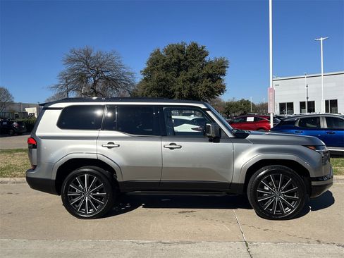 Used 2024 Lexus GX 550 image 3