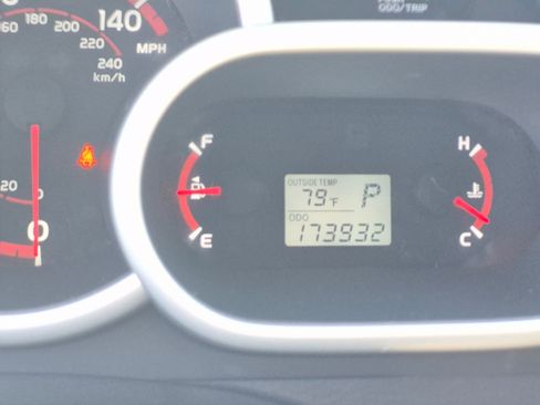Used 2009 Pontiac Vibe w/ Preferred Package FWD image 20