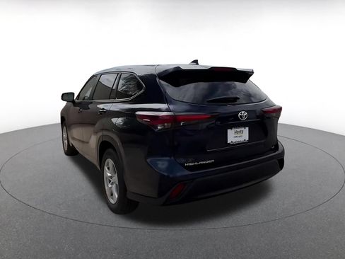 Used 2025 Toyota Highlander LE FWD image 11