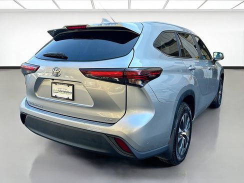 Used 2024 Toyota Highlander XLE image 6