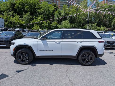 Used 2023 Jeep Grand Cherokee Altitude AWD/4WD image 11