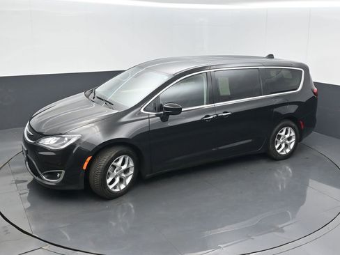 Used 2019 Chrysler Pacifica Touring Plus w/ Advanced Safetytec Group FWD image 40
