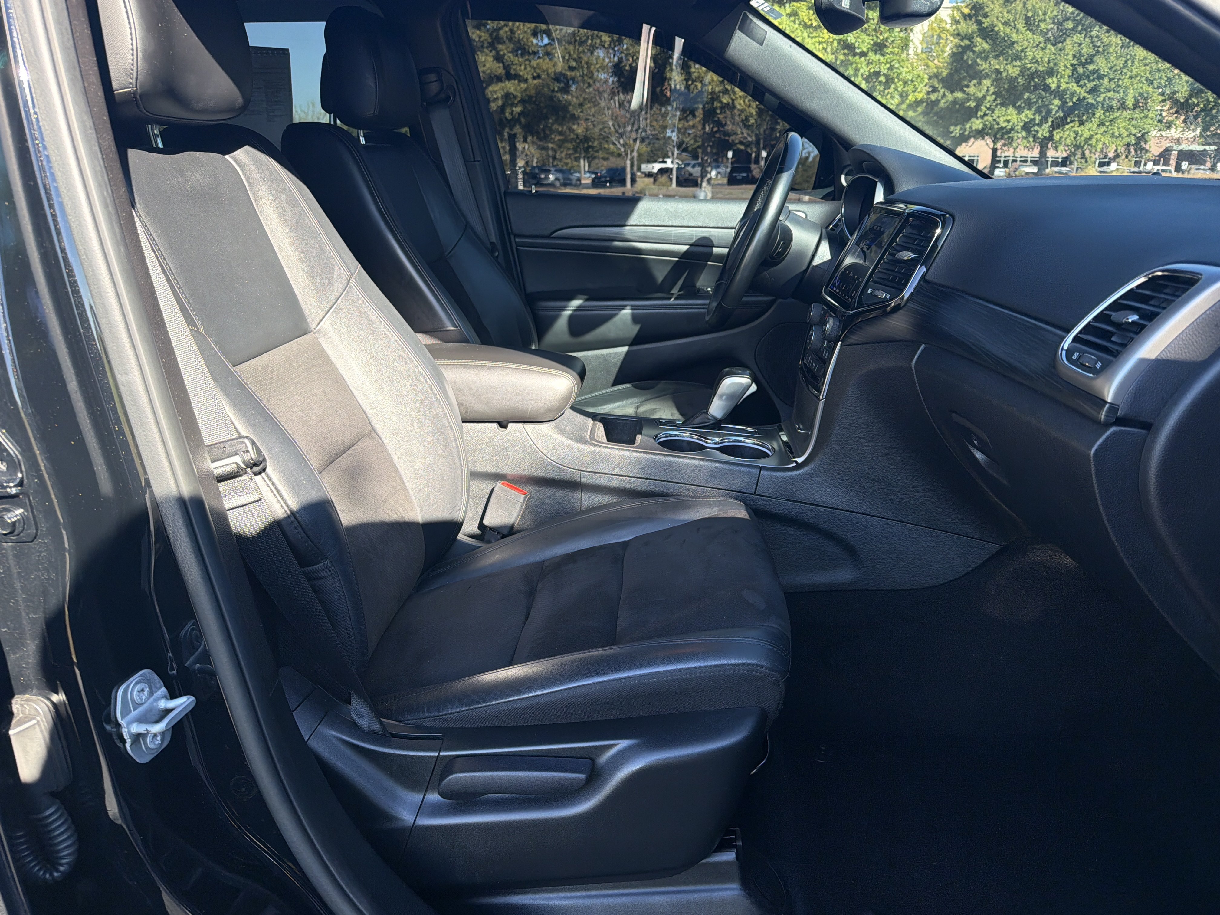 Used 2020 Jeep Grand Cherokee Altitude AWD/4WD image 31