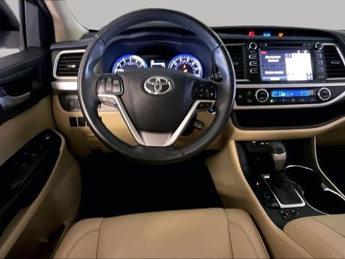 Used 2019 Toyota Highlander XLE FWD image 5