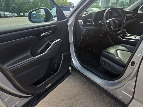 Used 2022 Toyota Highlander XLE image 35