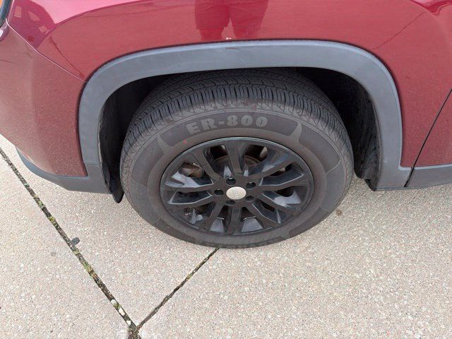 Used 2019 Jeep Cherokee Latitude Plus w/ Comfort/Convenience Group AWD/4WD image 3