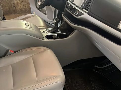 Used 2015 Toyota Highlander XLE AWD/4WD image 16