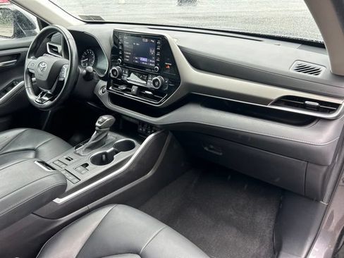 Used 2021 Toyota Highlander XLE AWD/4WD image 17