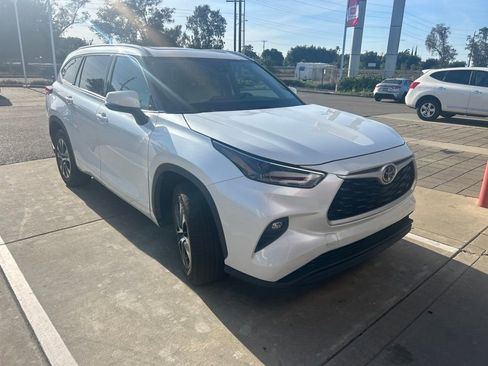 Used 2022 Toyota Highlander XLE FWD image 3