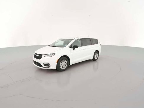 New 2026 Chrysler Pacifica Select image 4