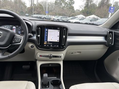 Used 2020 Volvo XC40 T5 Momentum w/ Protection Package Premier image 31