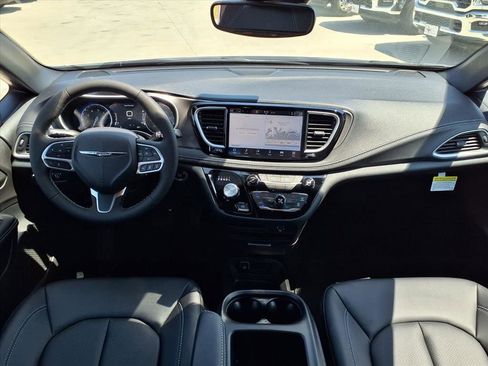 New 2026 Chrysler Pacifica Select image 7