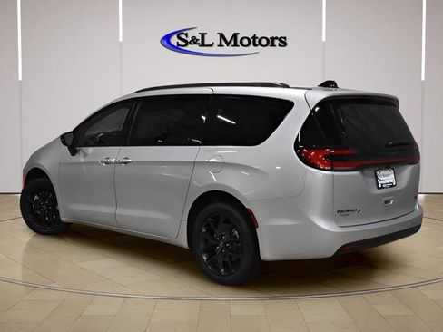 New 2026 Chrysler Pacifica Select w/ S Appearance Package AWD/4WD image 4