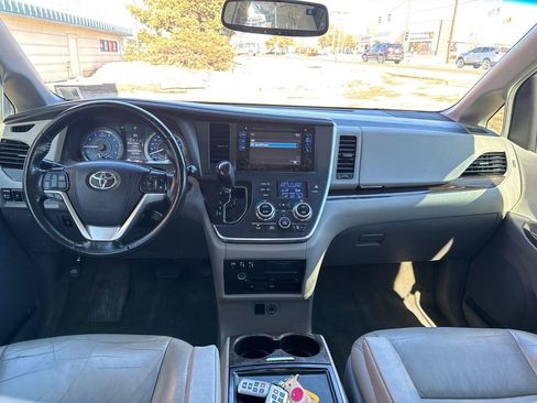Used 2016 Toyota Sienna XLE Premium image 18
