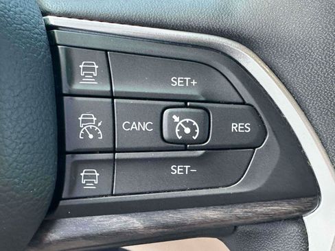 Used 2024 Jeep Grand Cherokee Limited w/ Black Appearance Package AWD/4WD image 21