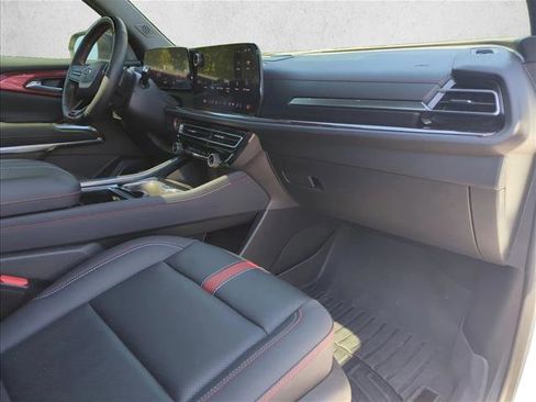 Used 2024 Chevrolet Traverse RS FWD image 27