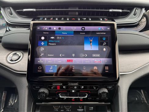 Used 2023 Jeep Grand Cherokee 30th Anniversary image 17