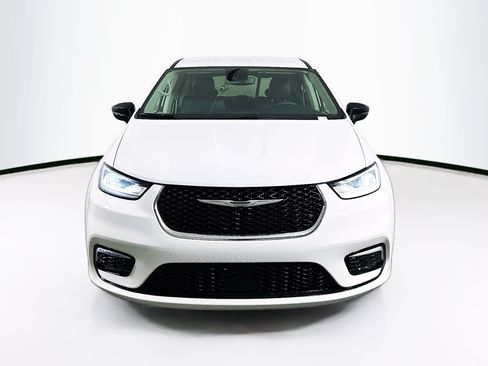 Used 2024 Chrysler Pacifica Touring-L FWD image 2