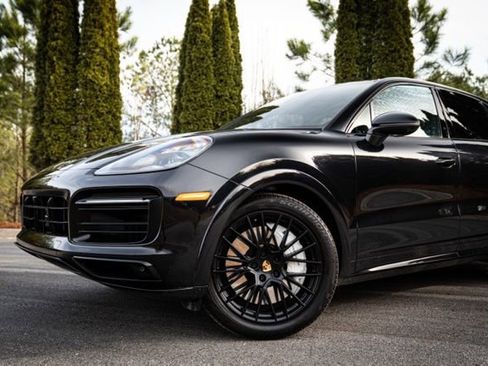 Used 2021 Porsche Cayenne GTS image 3