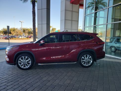 Used 2023 Toyota Highlander Limited image 3