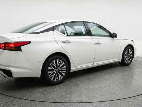 Used 2025 Nissan Altima 2.5 SV image 9