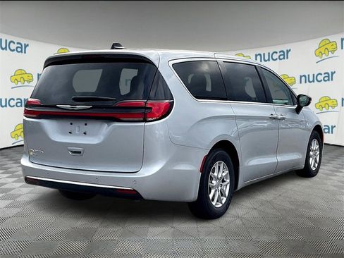 Used 2024 Chrysler Pacifica Touring-L image 6