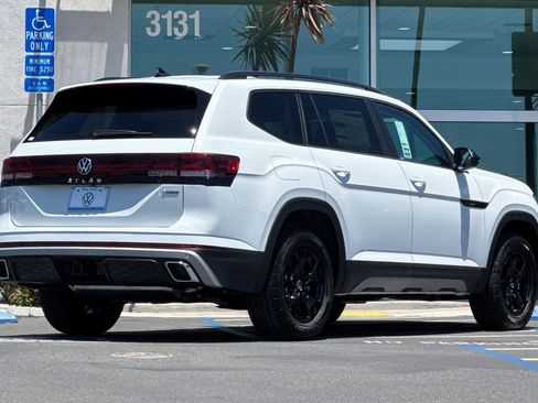 New 2025 Volkswagen Atlas Peak Edition SE image 5