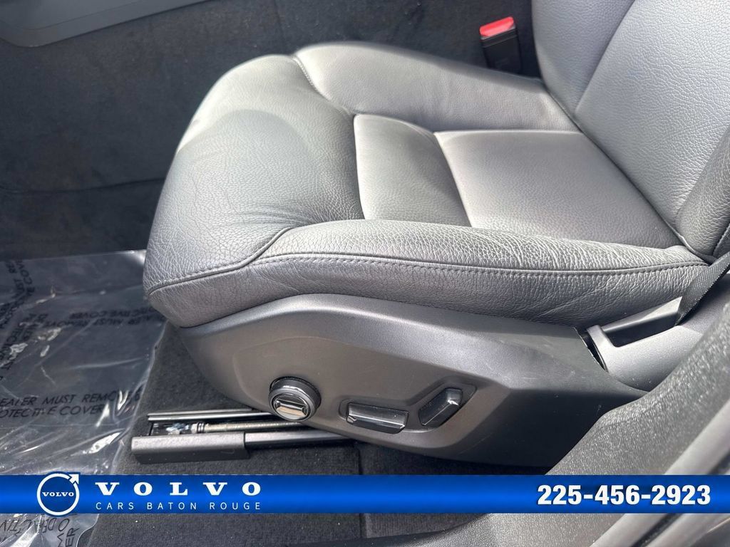 Used 2025 Volvo XC60 B5 Plus AWD/4WD image 21