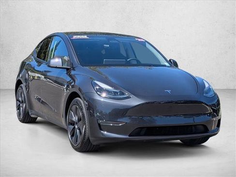 Used 2025 Tesla Model Y Long Range AWD/4WD image 3