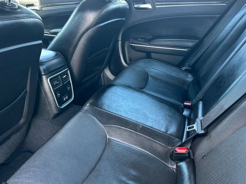 Used 2019 Chrysler 300 Limited RWD image 12