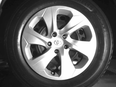 Used 2021 Toyota RAV4 LE image 9