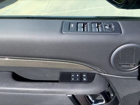 Used 2023 Land Rover Discovery Metropolitan Edition image 32