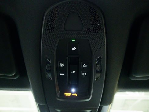 Used 2025 Porsche Cayenne image 17