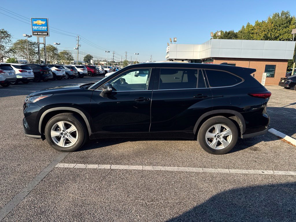 Used 2022 Toyota Highlander LE FWD image 3