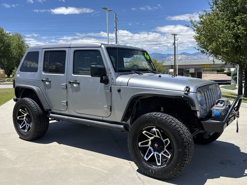 Used 2018 Jeep Wrangler Unlimited Rubicon w/ Connectivity Group AWD/4WD image 7