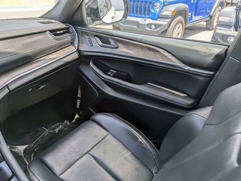 Used 2023 Jeep Grand Cherokee Overland w/ Luxury Tech Group IV RWD image 18