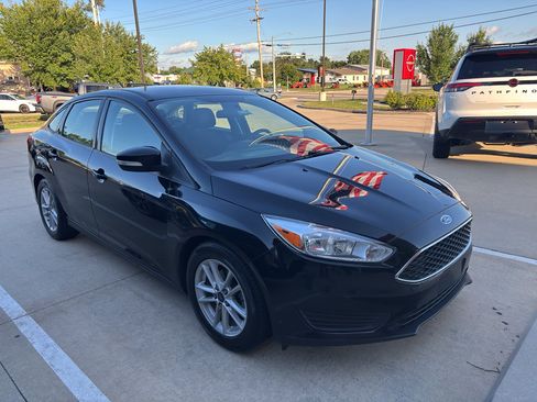 Used 2018 Ford Focus SE w/ Cold Weather Package FWD image 3